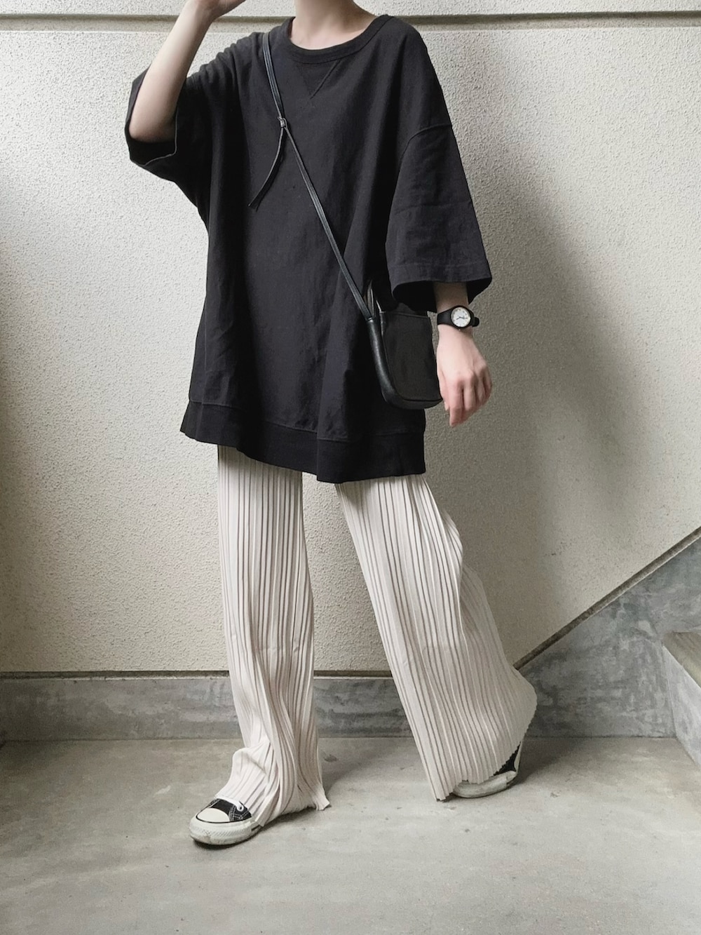 ホワイト系のその他パンツを着用したレディースの夏コーディネートの3枚目の写真