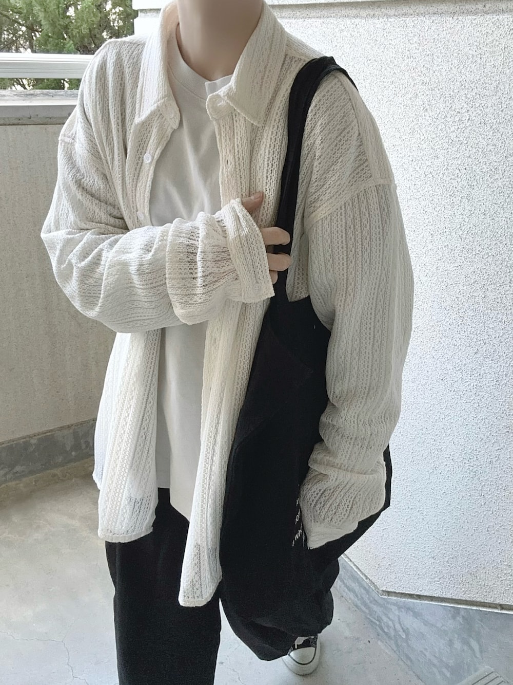 ホワイト系のシャツ/ブラウス、ホワイト系のTシャツ/カットソー、ブラック系のその他パンツを着用したレディースの冬コーディネートの3枚目の写真