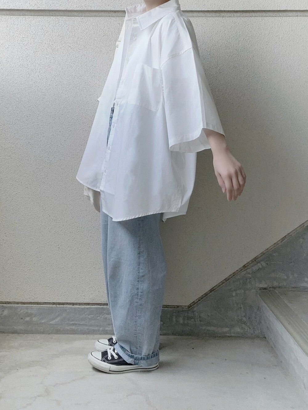 ホワイト系のシャツ/ブラウス、ベージュ系のショルダーバッグを着用したレディースの春コーディネートの5枚目の写真