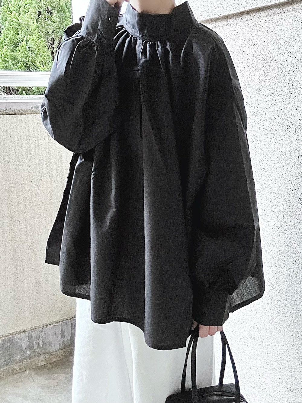 ブラック系のシャツ/ブラウスを着用したレディースの夏コーディネートの4枚目の写真