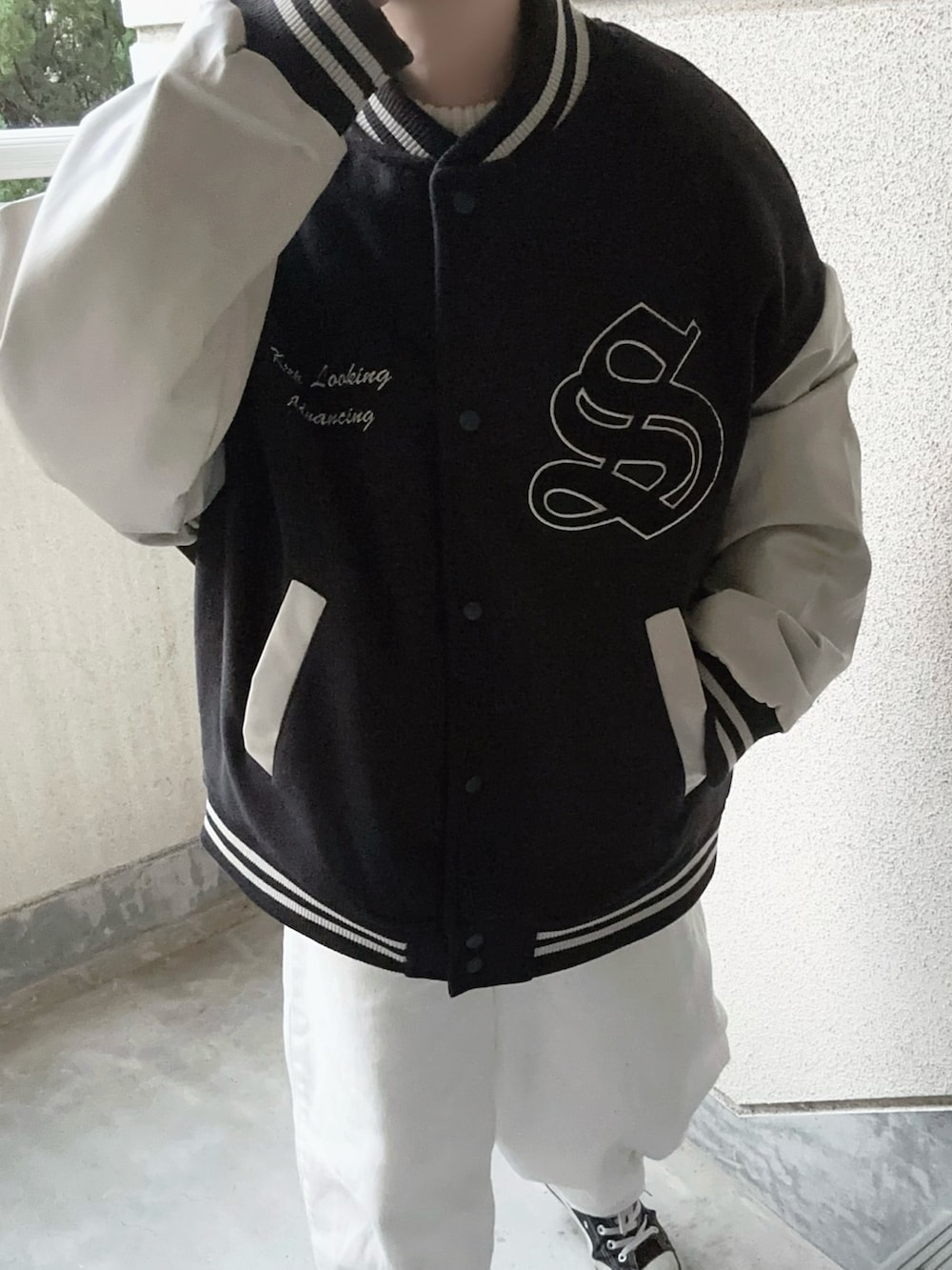 ブラック系のスタジャンを着用したレディースの冬コーディネートの3枚目の写真