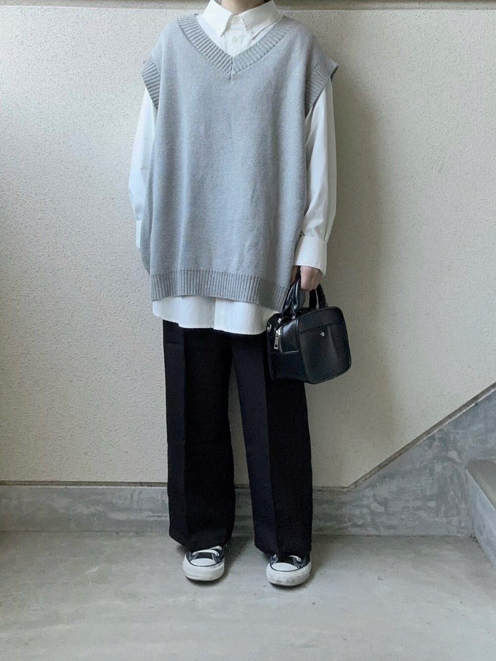 ブラック系のその他パンツ、グレー系のベスト、ホワイト系のシャツ/ブラウスを着用したレディースの春コーディネートの4枚目の写真