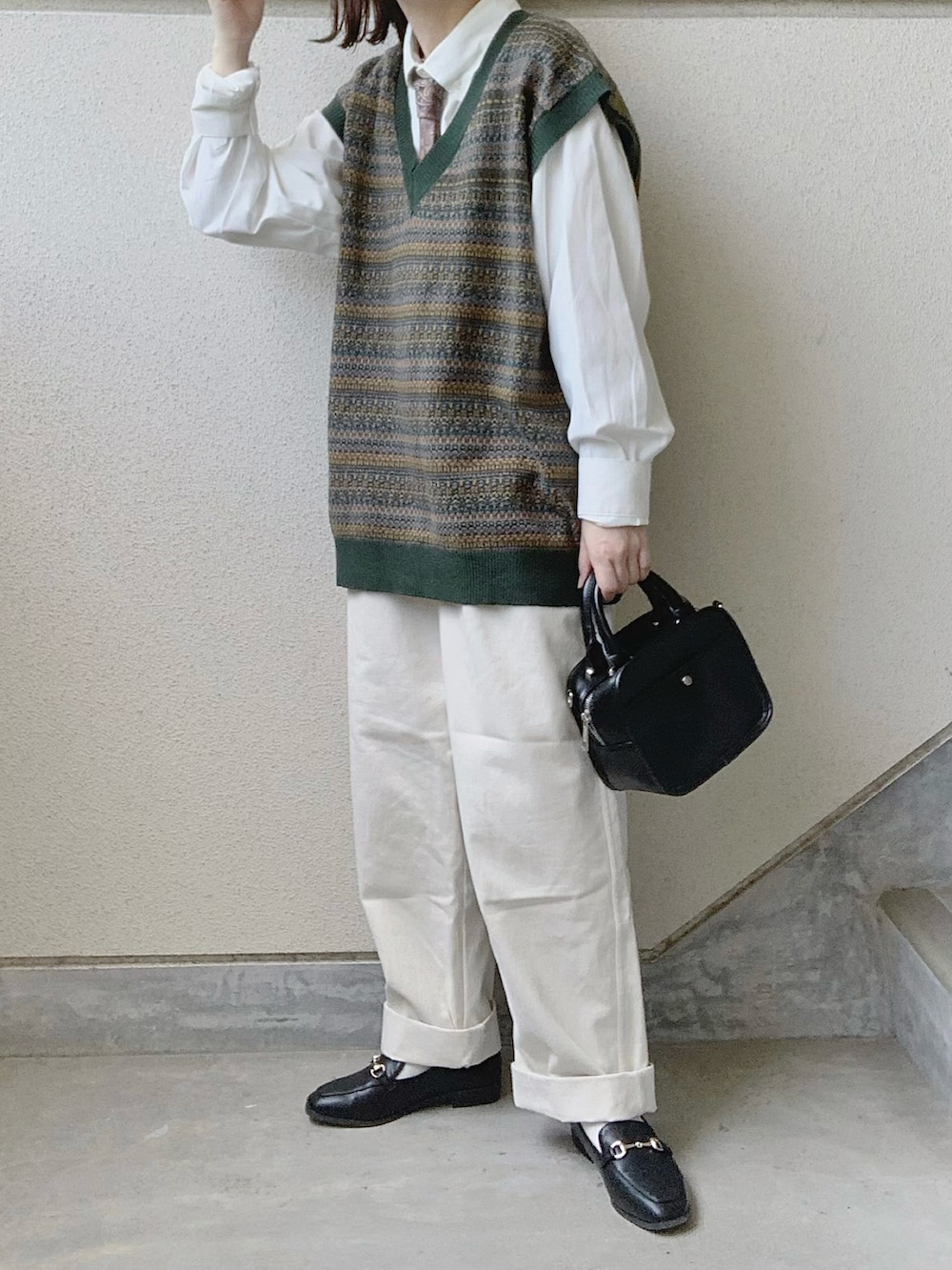 グリーン系のベスト、ホワイト系のシャツ/ブラウス、ブラウン系のネクタイを着用したレディースの夏コーディネートの2枚目の写真