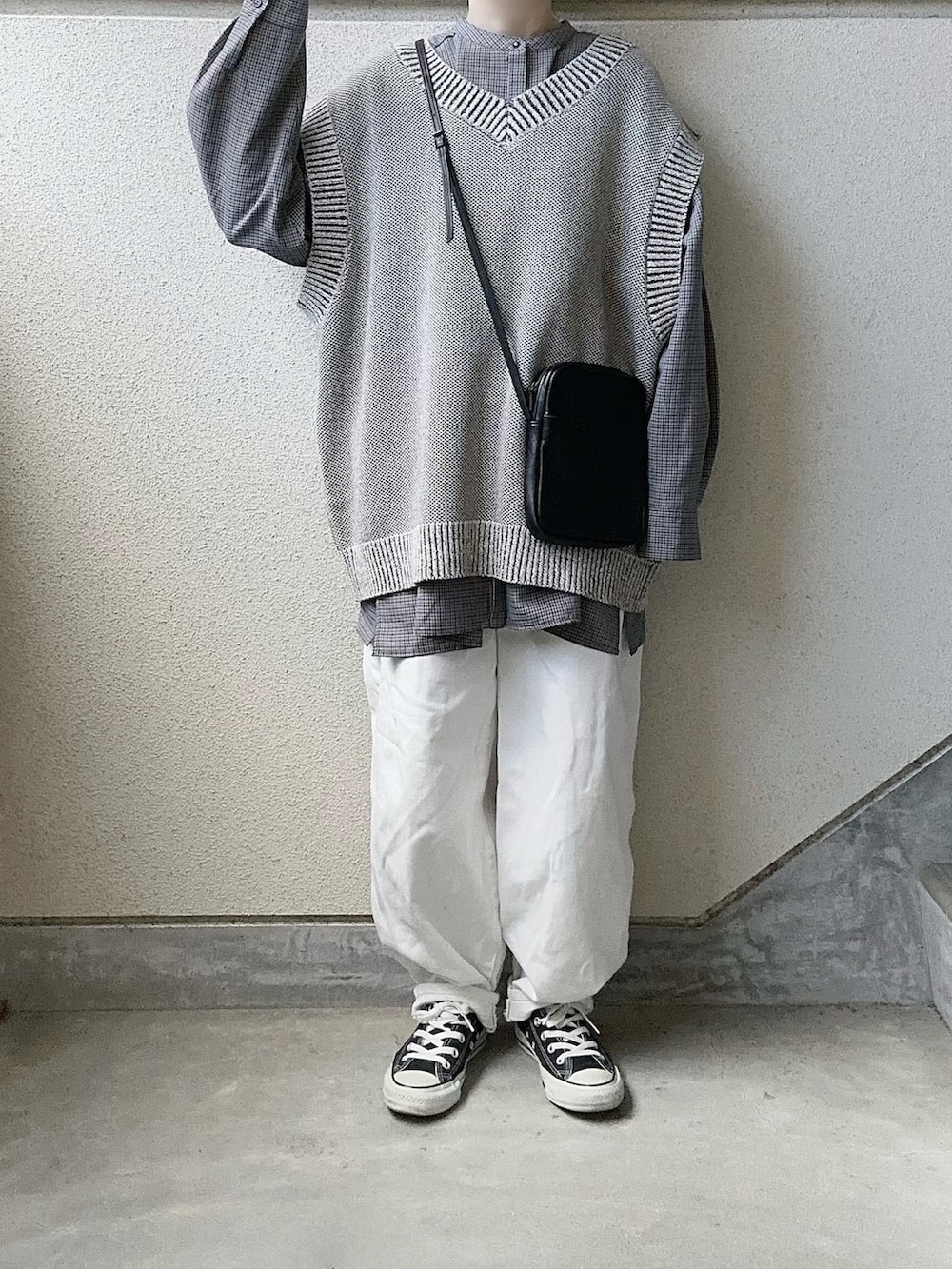 ベージュ系のベスト、ブルー系のシャツ/ブラウスを着用したレディースの春コーディネートの2枚目の写真