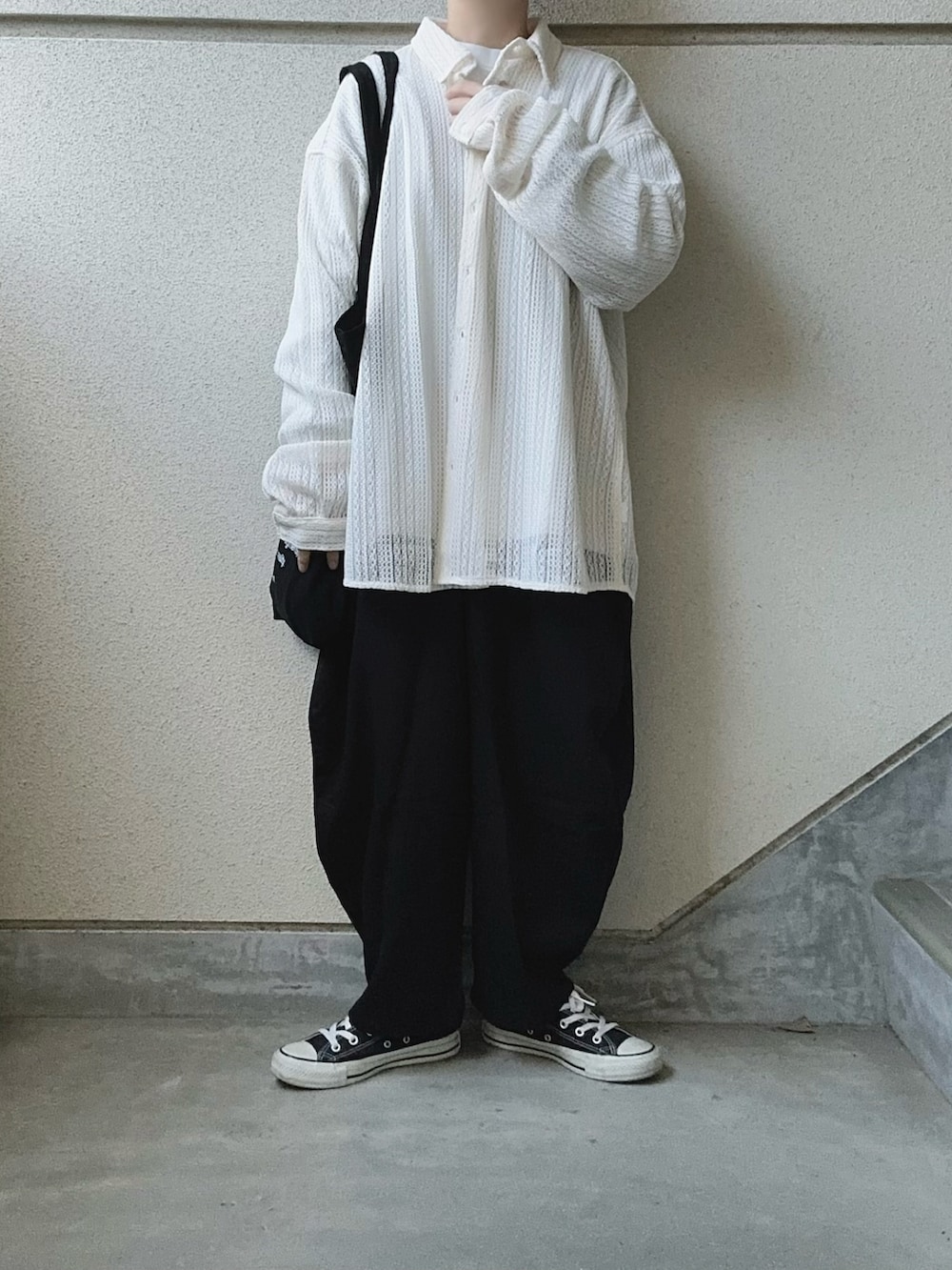 ホワイト系のシャツ/ブラウス、ホワイト系のTシャツ/カットソー、ブラック系のその他パンツを着用したレディースの冬コーディネートの5枚目の写真