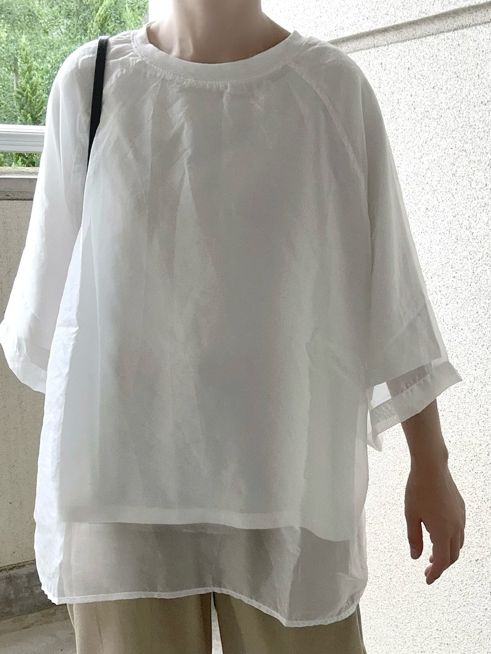 ホワイト系のその他トップス、ベージュ系のチノパンツを着用したレディースの夏コーディネートの2枚目の写真