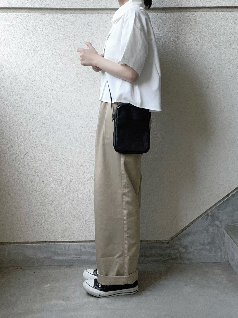ホワイト系のシャツ/ブラウス、ベージュ系のチノパンツ、ブラック系のショルダーバッグを着用したレディースの春コーディネートの3枚目の写真