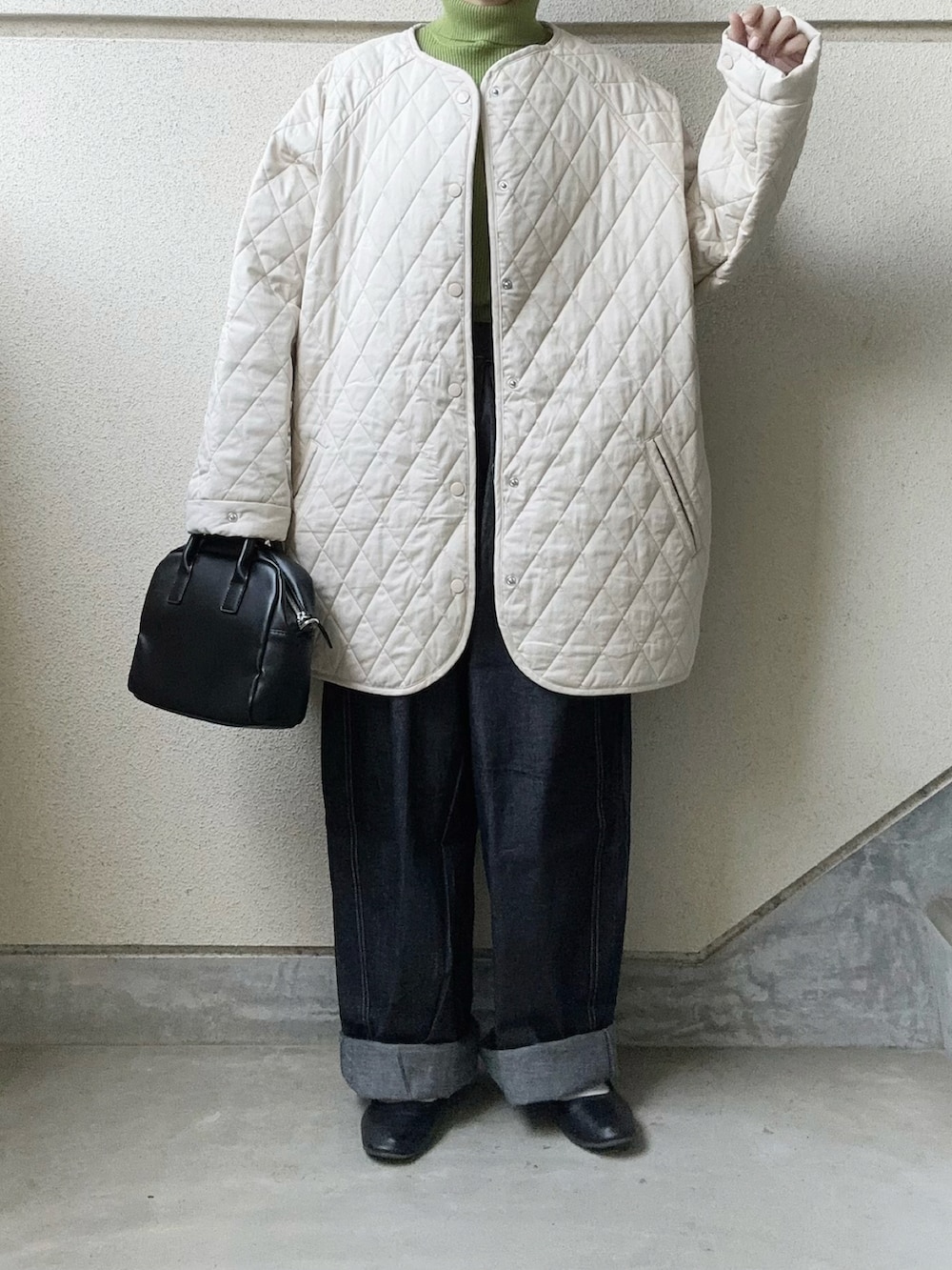 ホワイト系のノーカラージャケット、ブルー系のデニムパンツ、グリーン系のニット/セーターを着用したレディースの秋コーディネートの3枚目の写真