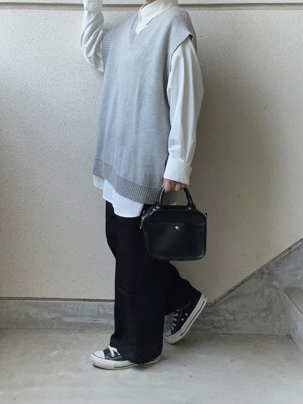 ブラック系のその他パンツ、グレー系のベスト、ホワイト系のシャツ/ブラウスを着用したレディースの春コーディネートの5枚目の写真