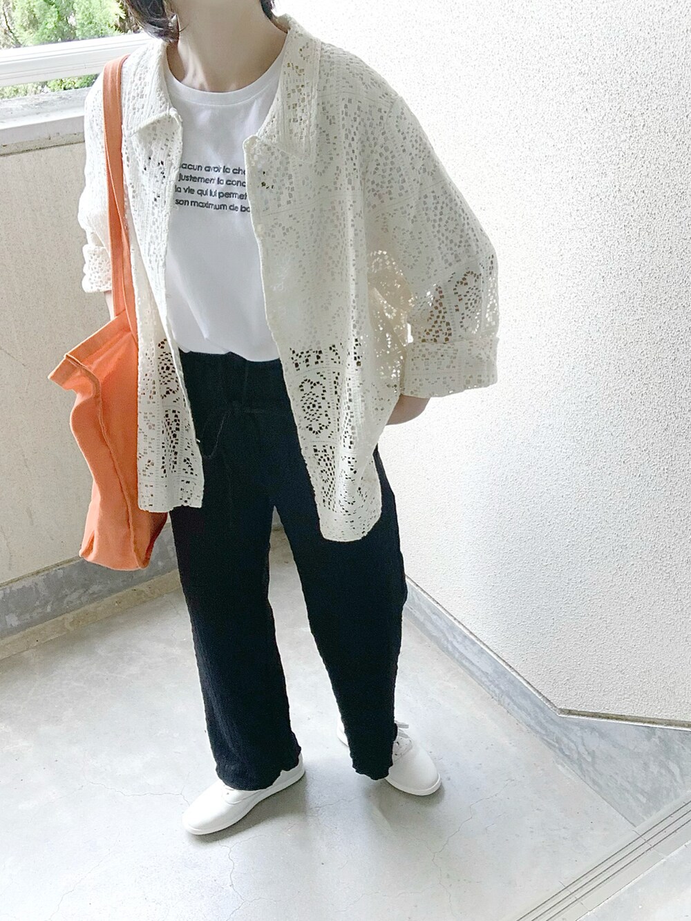 ホワイト系のシャツ/ブラウス、ホワイト系のスニーカー、ブラック系のスラックスを着用したレディースの夏コーディネートの2枚目の写真