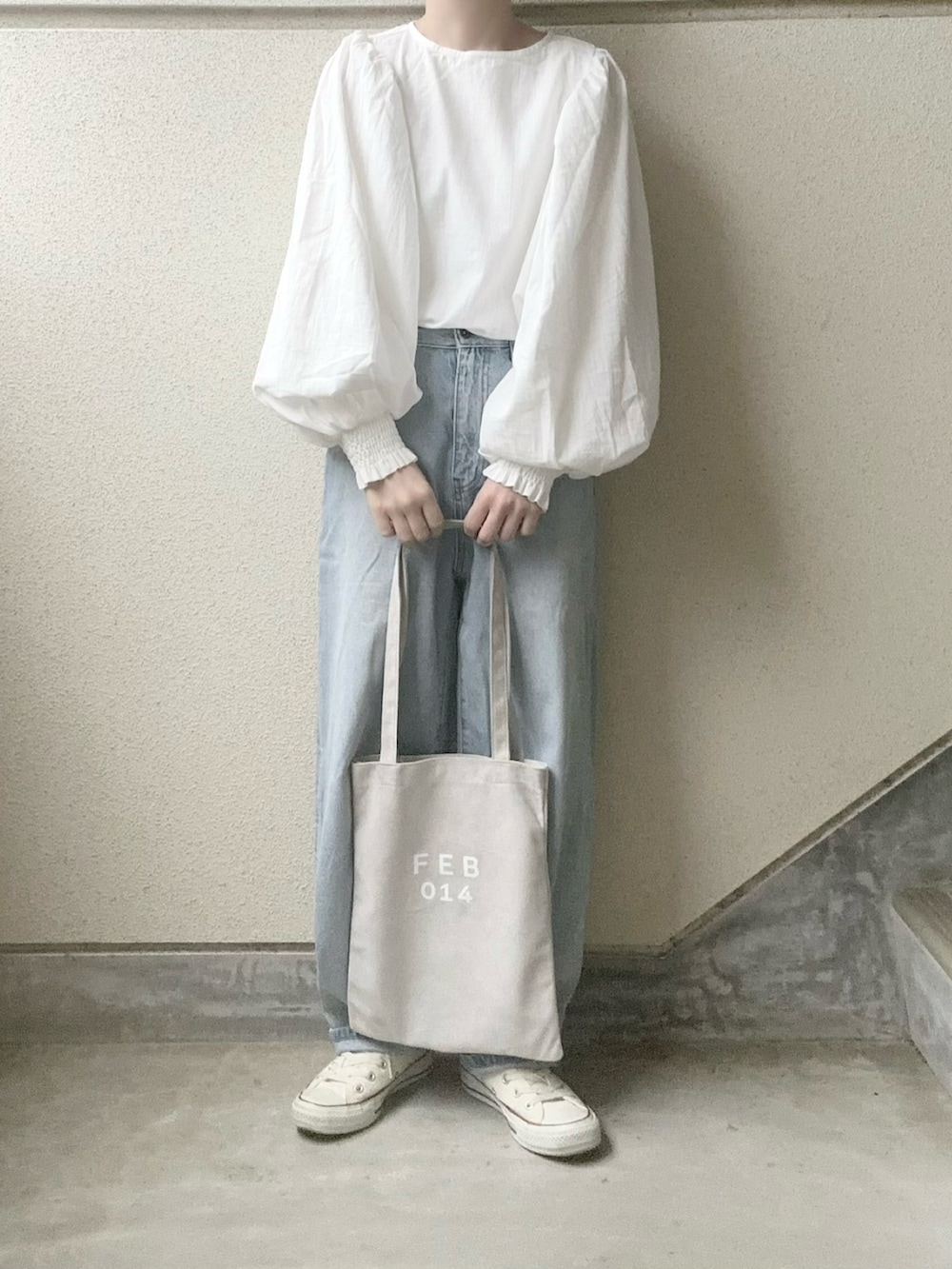 ホワイト系のシャツ/ブラウス、ブルー系のデニムパンツ、グレー系のトートバッグを着用したレディースの春コーディネートの2枚目の写真