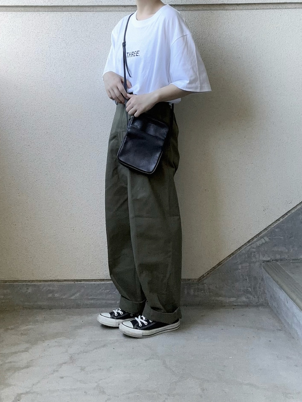 グリーン系のチノパンツ、その他のシャツ/ブラウス、ブラック系のショルダーバッグを着用したレディースの夏コーディネートの5枚目の写真