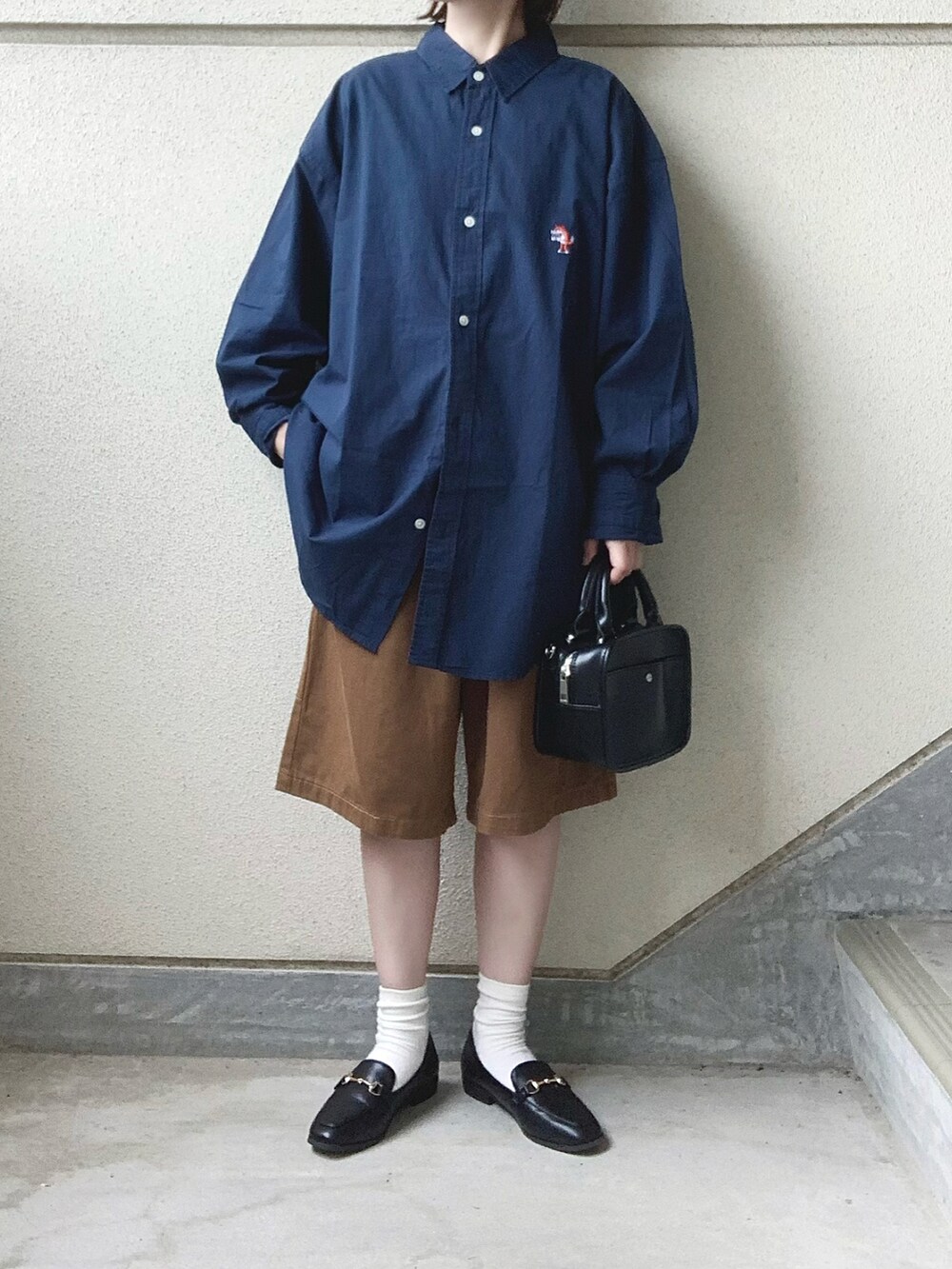 ブルー系のシャツ/ブラウス、ブラウン系のその他パンツ、ブラック系のローファーを着用したレディースの夏コーディネートの2枚目の写真