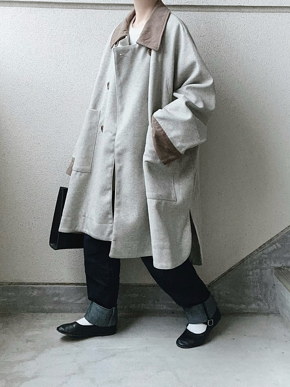 ベージュ系のその他アウター、ホワイト系のニット/セーター、ブラウン系のボストンバッグを着用したレディースの秋コーディネートの5枚目の写真