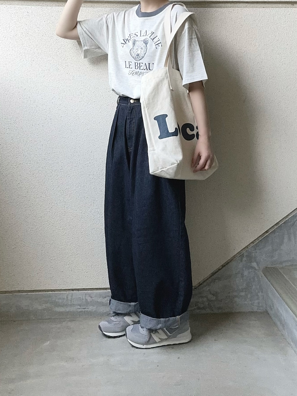 ベージュ系のTシャツ/カットソー、グレー系のスニーカー、ホワイト系のトートバッグを着用したレディースの夏コーディネートの5枚目の写真