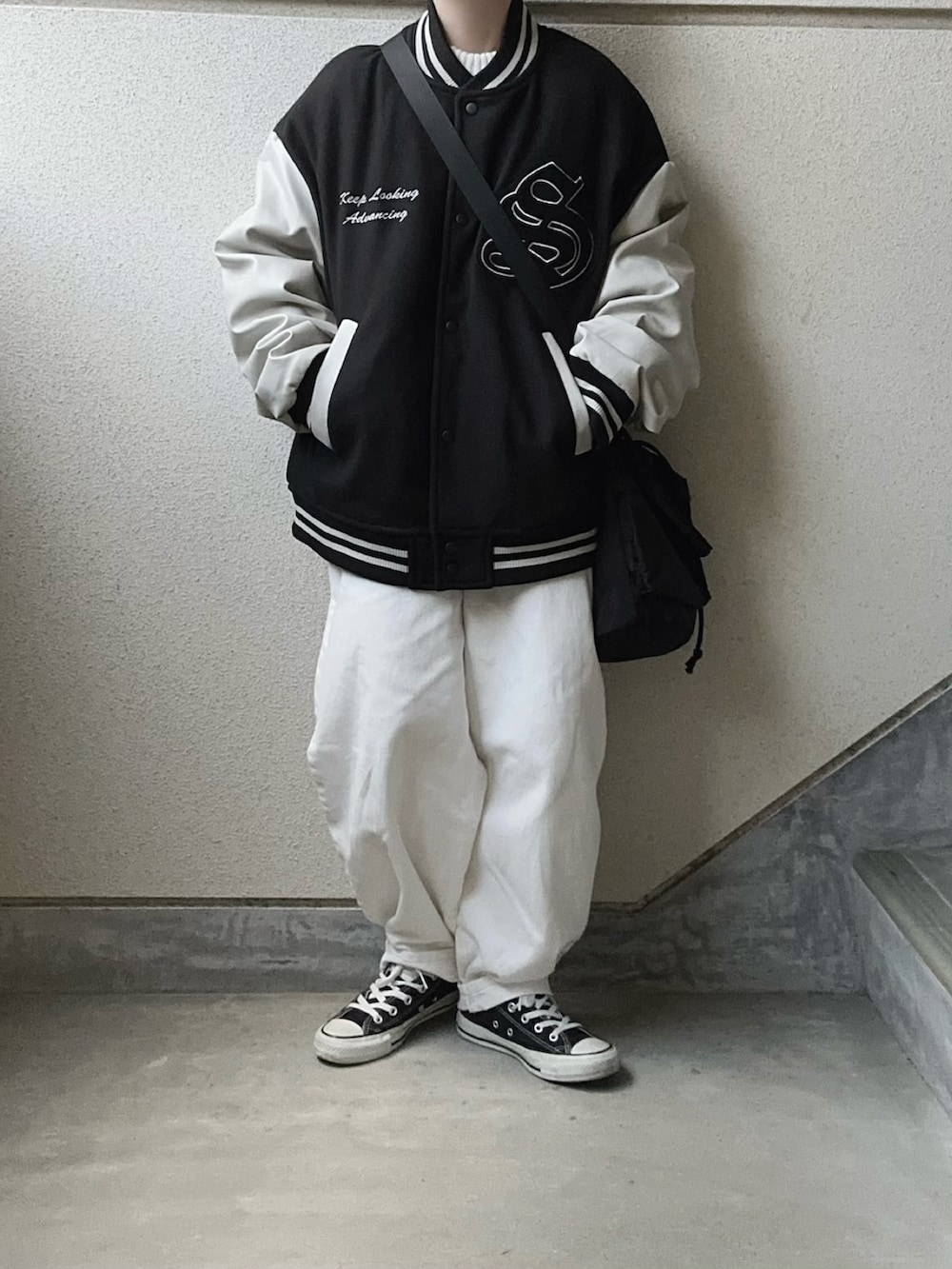 ブラック系のスタジャンを着用したレディースの冬コーディネートの4枚目の写真