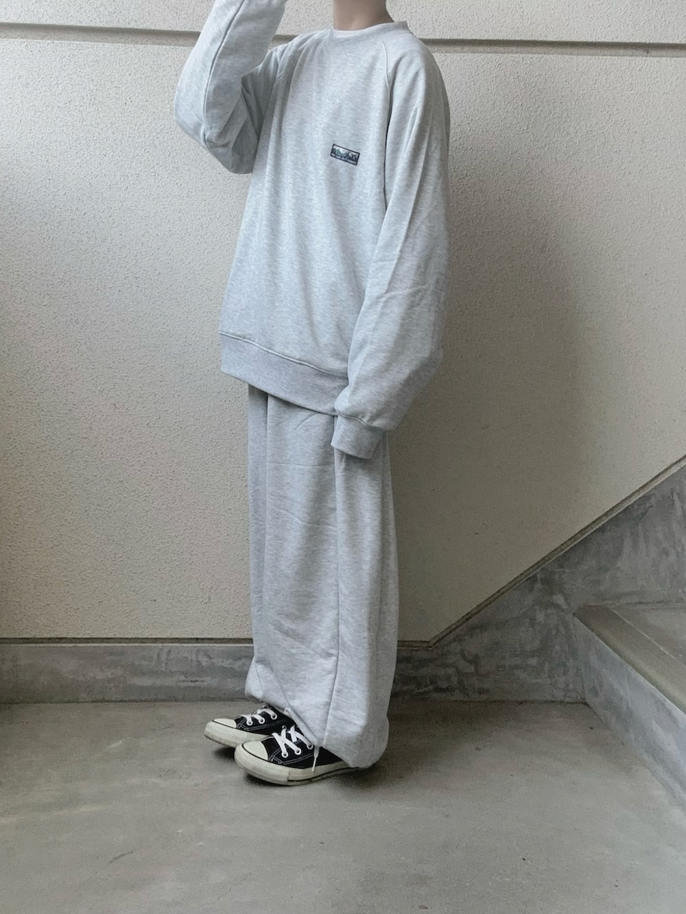 グレー系のスウェットパンツ、グレー系のスウェット、グリーン系のMA-1を着用したレディースの冬コーディネートの5枚目の写真