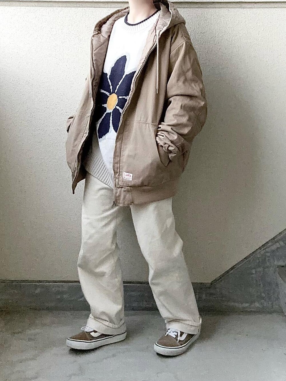 ホワイト系のニット/セーター、ホワイト系のデニムパンツを着用したレディースの冬コーディネートの3枚目の写真