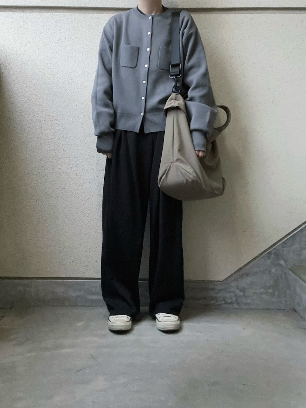 グレー系のカーディガン/ボレロ、ブラック系のスラックス、グリーン系のトートバッグを着用したレディースの冬コーディネートの5枚目の写真