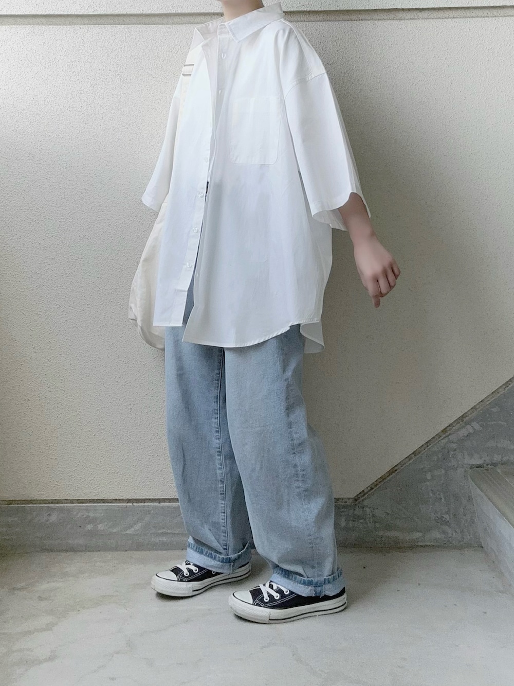 ホワイト系のシャツ/ブラウス、ベージュ系のショルダーバッグを着用したレディースの春コーディネートの4枚目の写真