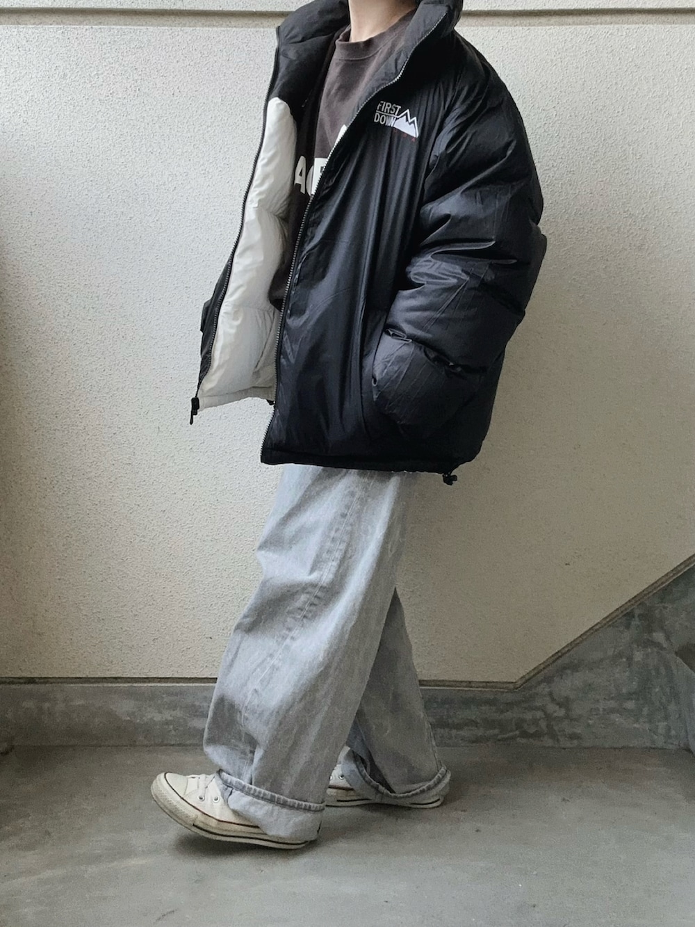 ホワイト系のダウンジャケット/コートを着用したレディースの冬コーディネートの2枚目の写真