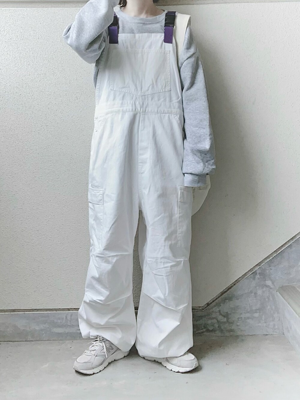 ホワイト系のサロペット/オーバーオール、グレー系のスニーカー、グレー系のスウェットを着用したレディースの秋コーディネートの3枚目の写真