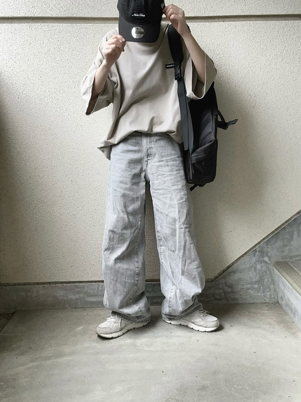 ベージュ系のTシャツ/カットソー、ブラック系のキャップを着用したレディースの夏コーディネートの3枚目の写真