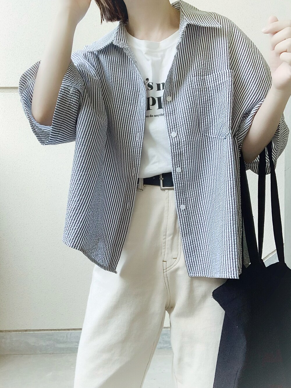 ブラック系のシャツ/ブラウス、ホワイト系のTシャツ/カットソー、ホワイト系のデニムパンツを着用したレディースの夏コーディネートの3枚目の写真