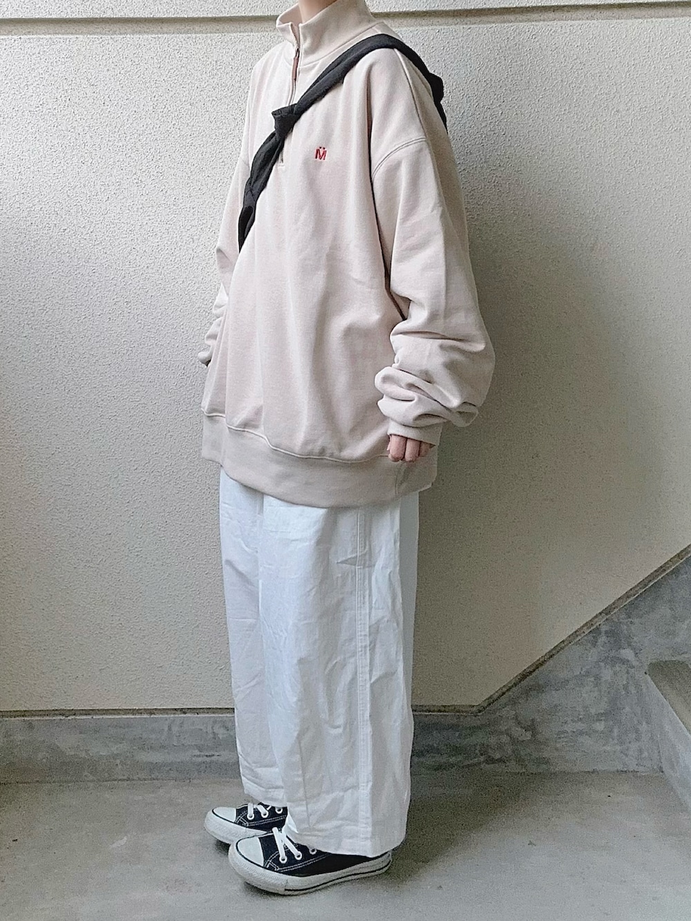 ベージュ系のスウェット、グリーン系のカーゴパンツ、ホワイト系のシャツ/ブラウスを着用したレディースの秋コーディネートの5枚目の写真