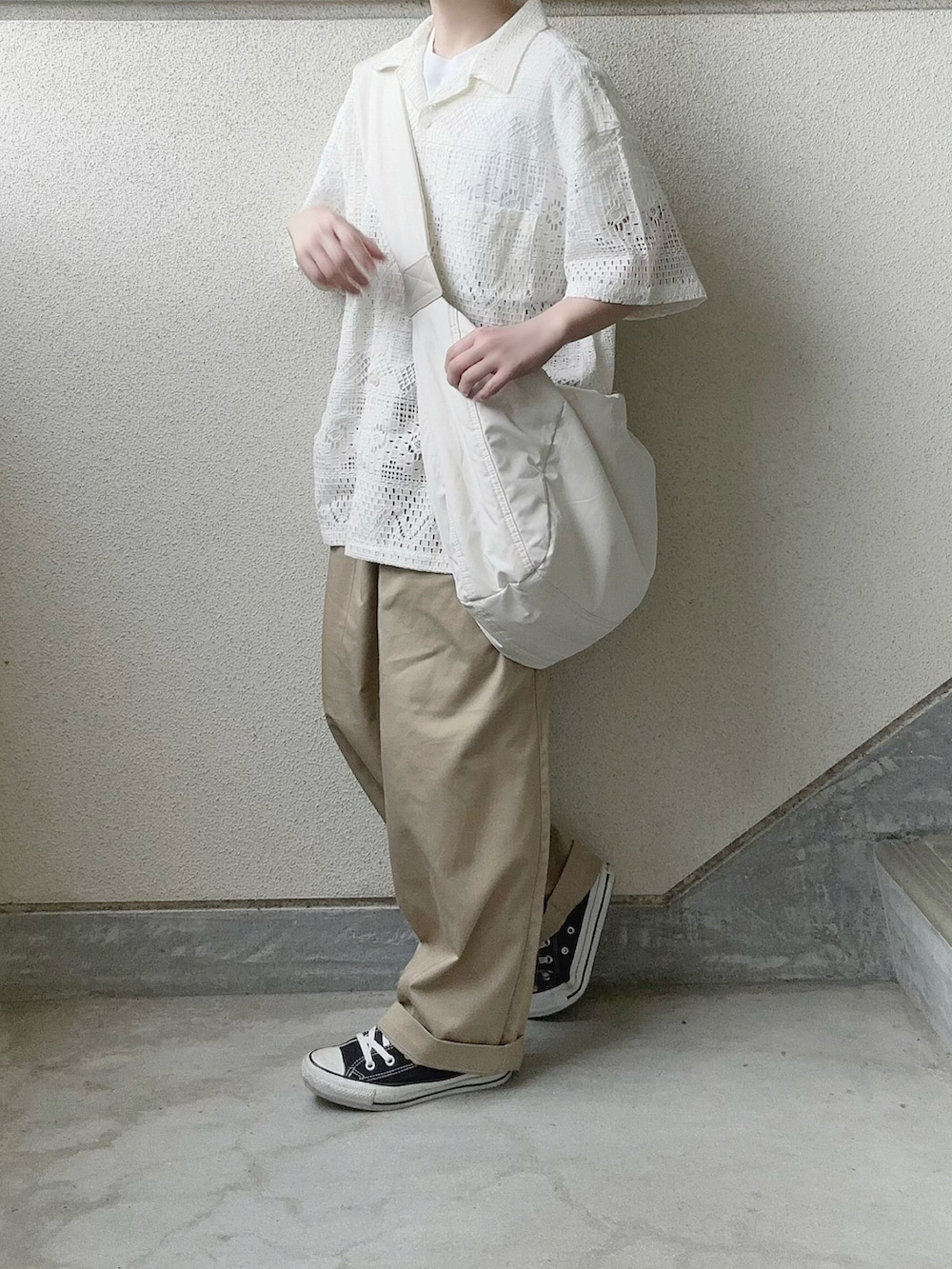 ホワイト系のシャツ/ブラウス、ベージュ系のチノパンツ、ホワイト系のショルダーバッグを着用したレディースの春コーディネートの2枚目の写真