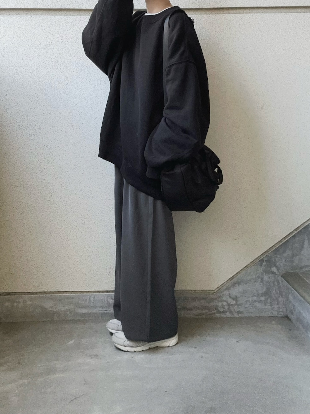 グレー系のスラックスを着用したレディースの春コーディネートの3枚目の写真