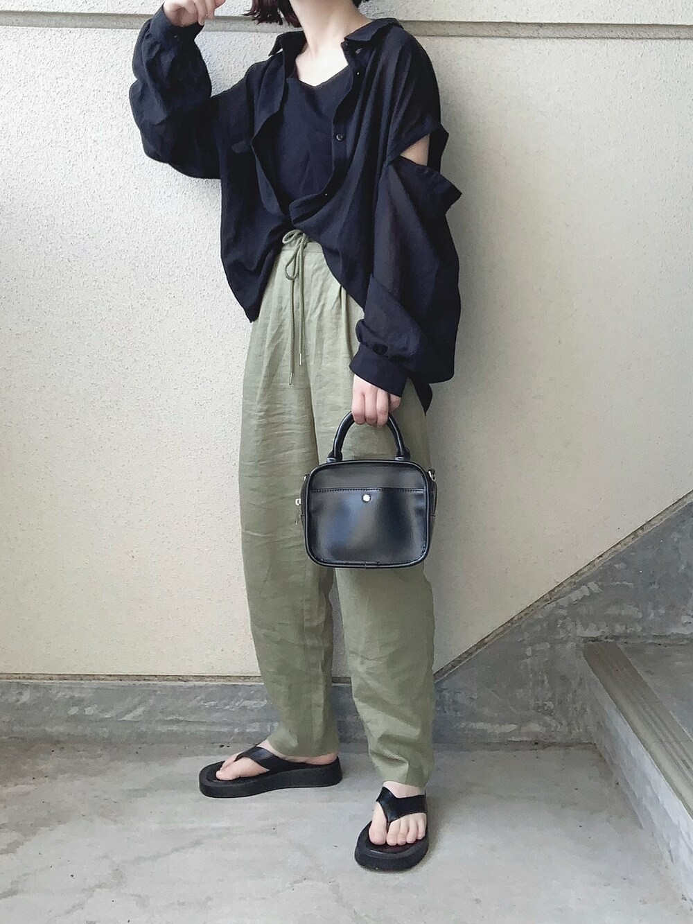 ブラック系のシャツ/ブラウス、グリーン系のその他パンツ、ブラック系のサンダルを着用したレディースの夏コーディネートの4枚目の写真