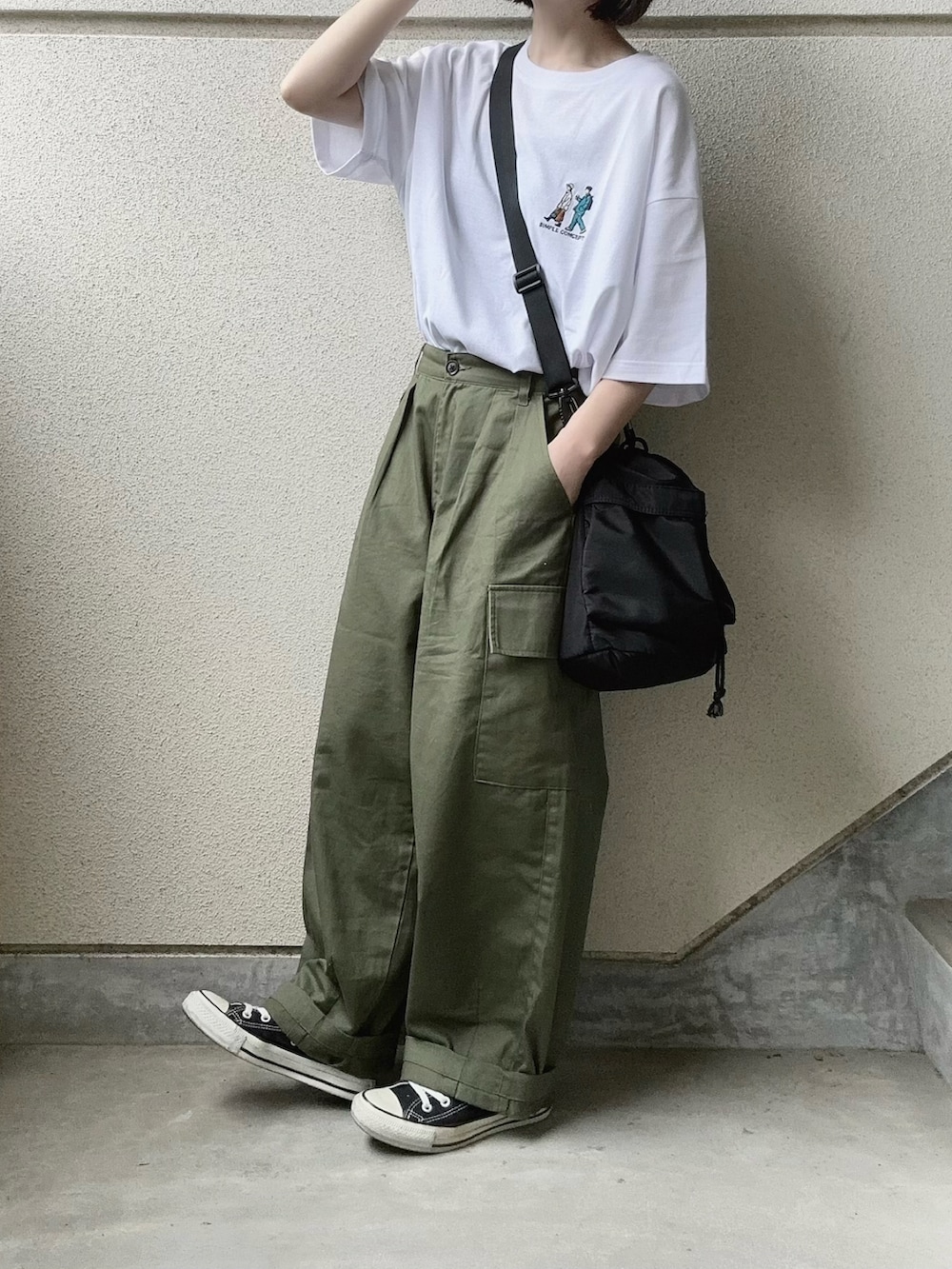 ホワイト系のTシャツ/カットソー、グリーン系のカーゴパンツ、ブラック系のショルダーバッグを着用したレディースの春コーディネートの3枚目の写真