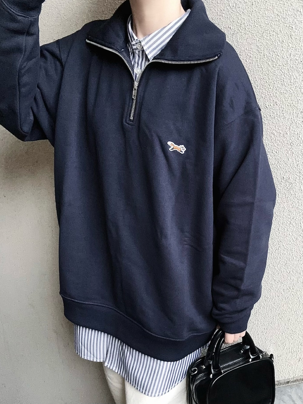 ブルー系のスウェット、ブルー系のシャツ/ブラウス、ホワイト系のチノパンツを着用したレディースの冬コーディネートの3枚目の写真