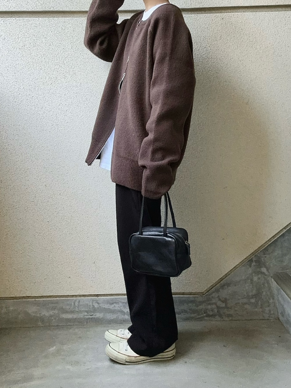 ブラウン系のカーディガン/ボレロを着用したレディースの秋コーディネートの3枚目の写真