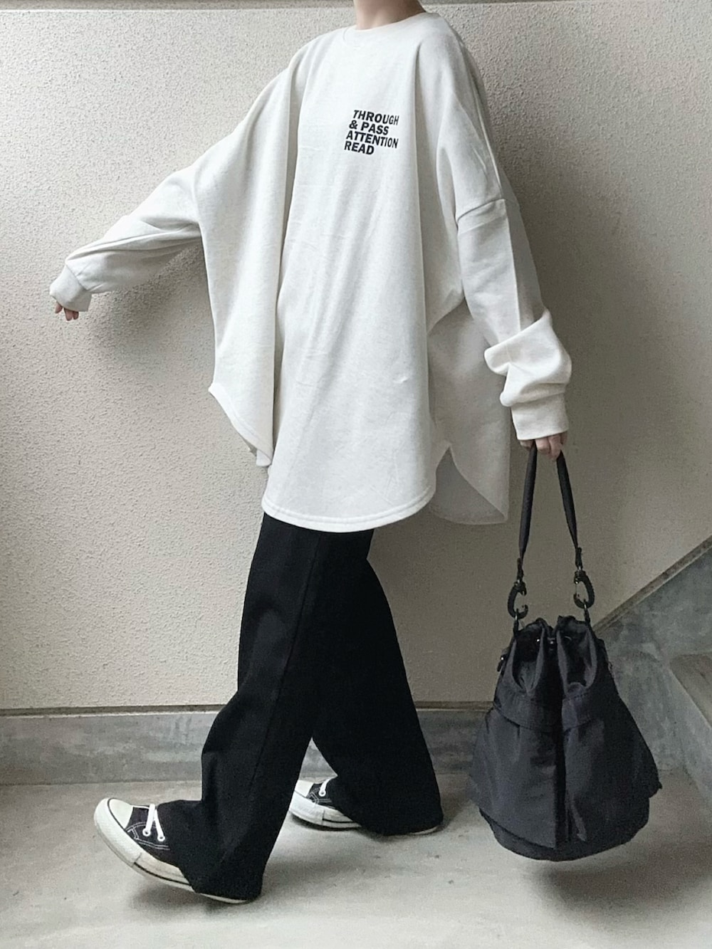 ベージュ系のスウェット、ブラック系のその他パンツ、ブラック系のショルダーバッグを着用したレディースの冬コーディネートの3枚目の写真