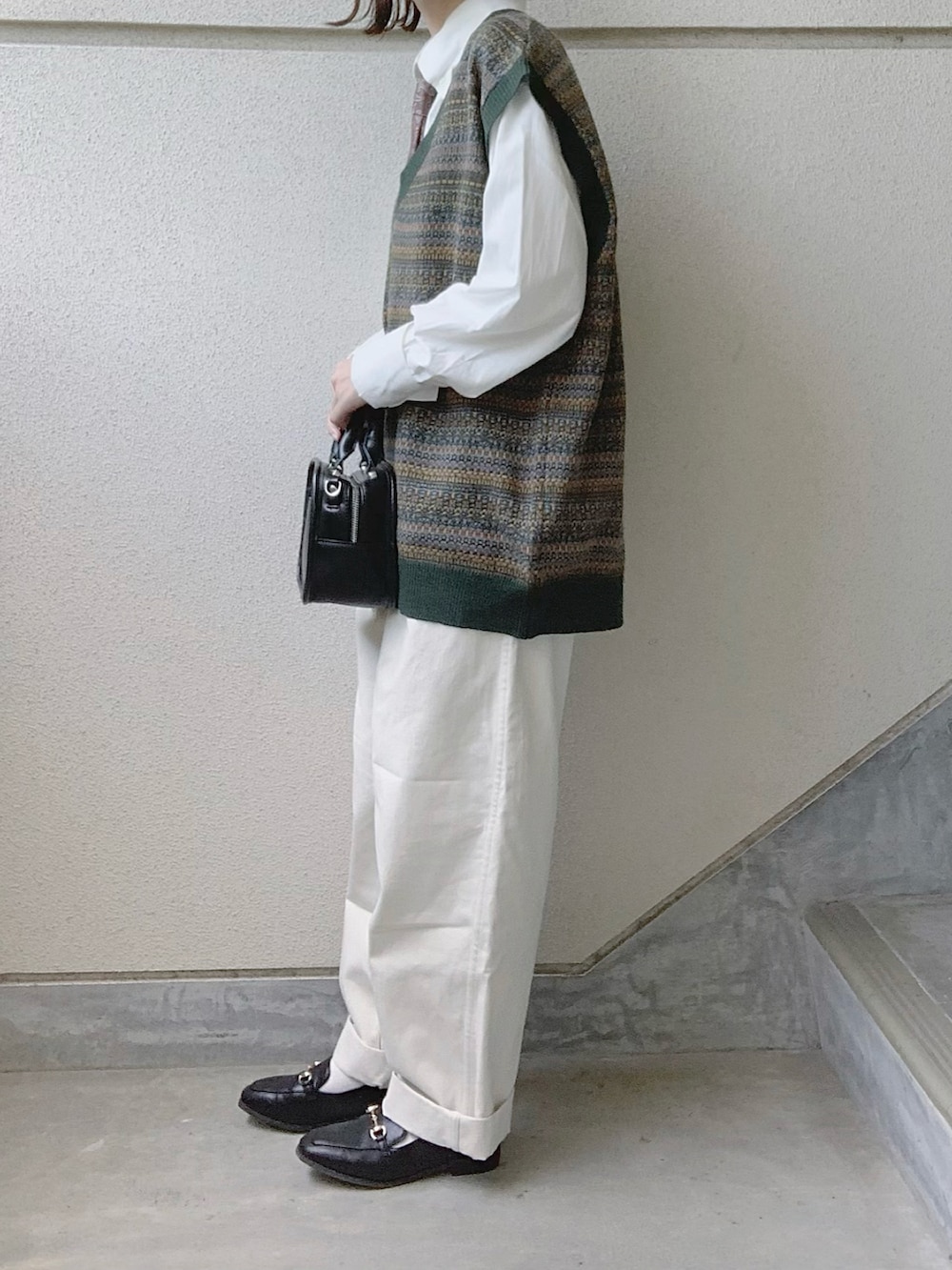 グリーン系のベスト、ホワイト系のシャツ/ブラウス、ブラウン系のネクタイを着用したレディースの夏コーディネートの3枚目の写真