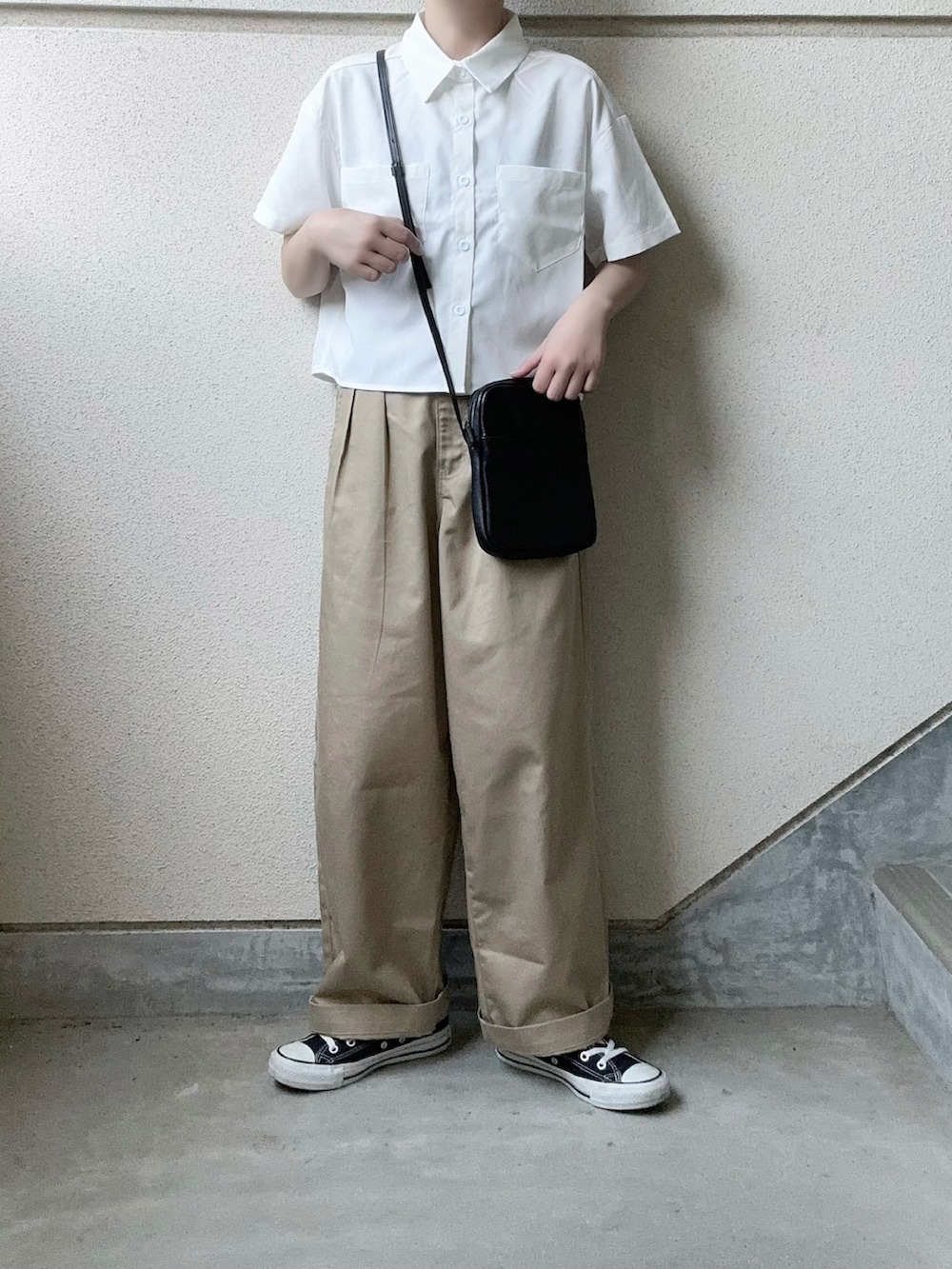ホワイト系のシャツ/ブラウス、ベージュ系のチノパンツ、ブラック系のショルダーバッグを着用したレディースの春コーディネートの5枚目の写真