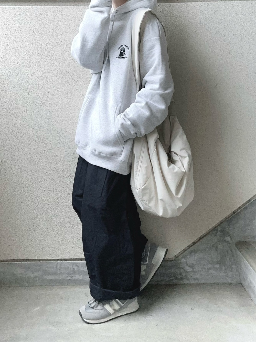 グレー系のパーカー、ブルー系のチノパンツを着用したレディースの春コーディネートの5枚目の写真