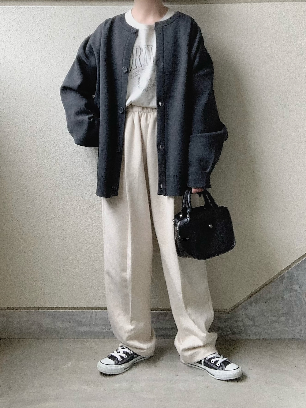 グレー系のカーディガン/ボレロ、ホワイト系のスウェットパンツ、ブラック系のスニーカーを着用したレディースの冬コーディネートの4枚目の写真