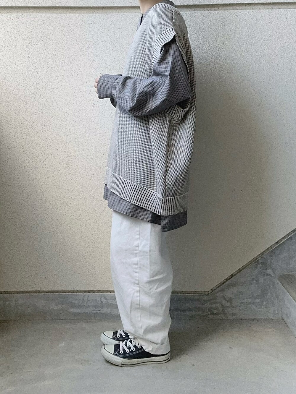 ベージュ系のベスト、ブルー系のシャツ/ブラウスを着用したレディースの春コーディネートの5枚目の写真