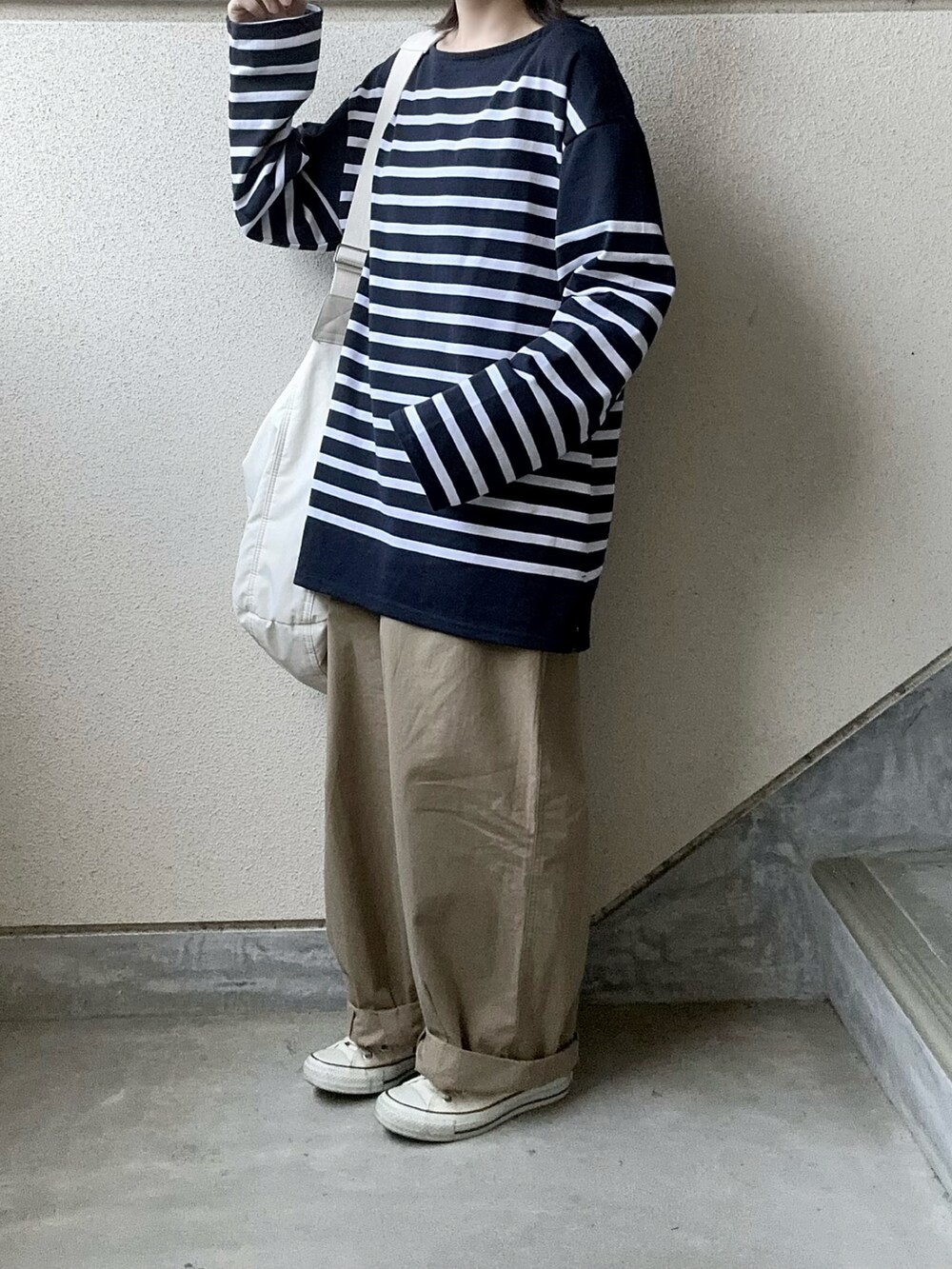 ブルー系のTシャツ/カットソー、ベージュ系のチノパンツを着用したレディースの春コーディネートの2枚目の写真