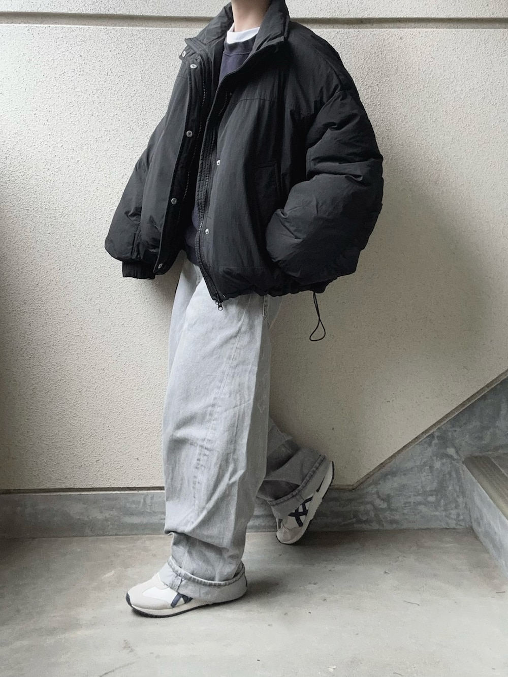 ブラック系のダウンジャケット/コート、グレー系のデニムパンツを着用したレディースの秋コーディネートの2枚目の写真