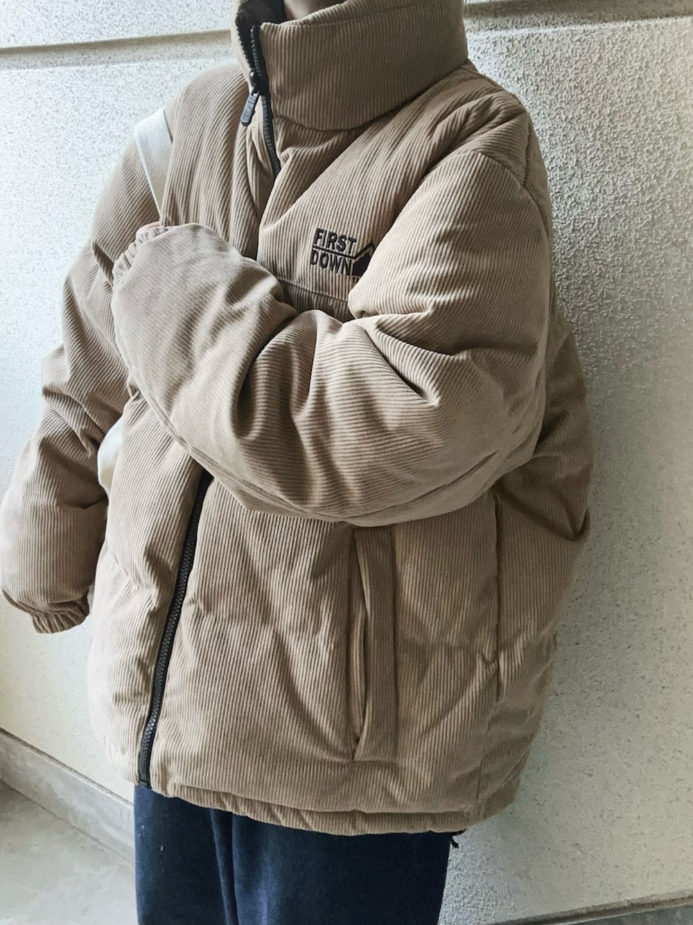 ベージュ系のダウンジャケット/コートを着用したレディースの秋コーディネートの3枚目の写真