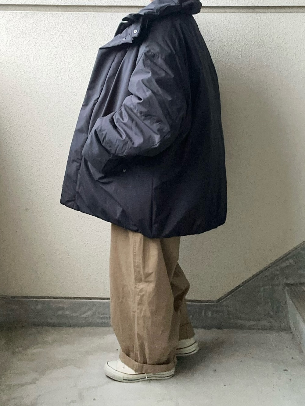 ブラック系のダウンジャケット/コートを着用したレディースの冬コーディネートの2枚目の写真