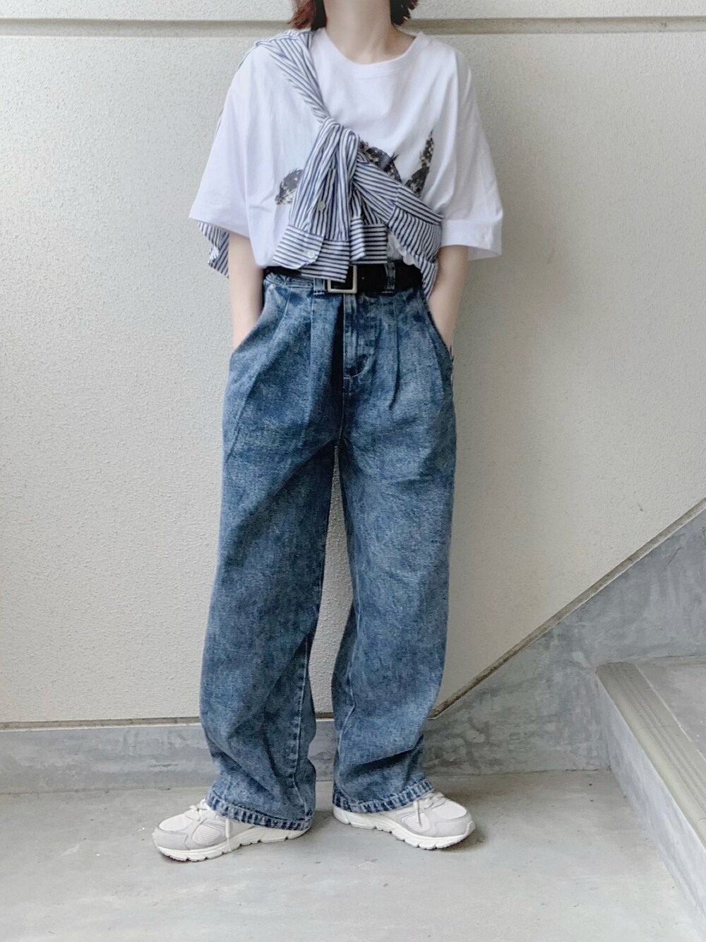 ブルー系のデニムパンツ、グレー系のTシャツ/カットソー、ブルー系のシャツ/ブラウスを着用したレディースの夏コーディネートの4枚目の写真