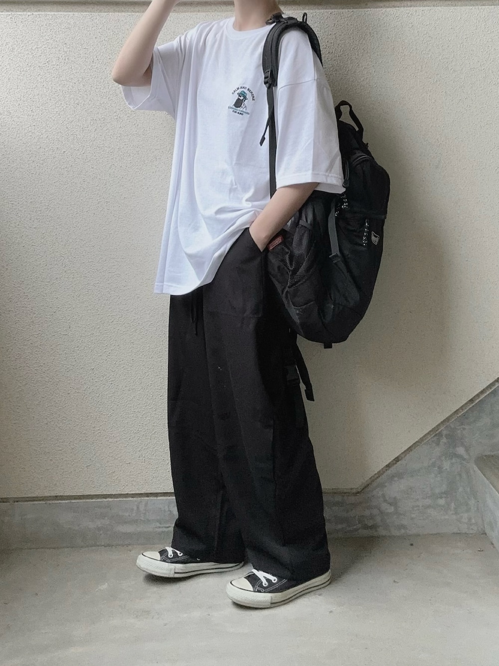 ホワイト系のTシャツ/カットソーを着用したレディースの春コーディネートの3枚目の写真