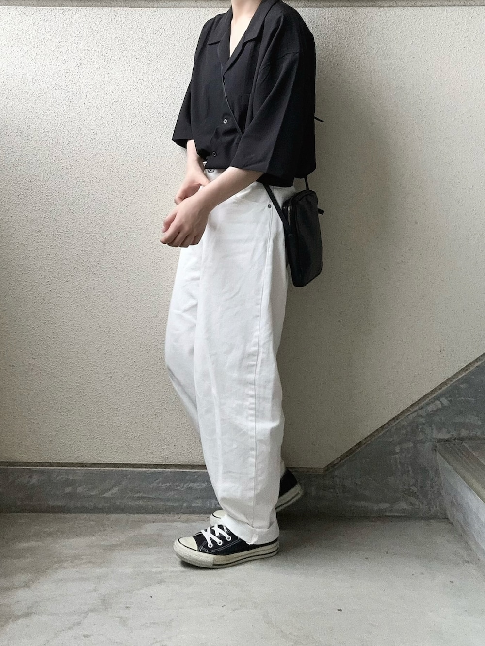 ブラック系のシャツ/ブラウス、ホワイト系のデニムパンツを着用したレディースの夏コーディネートの2枚目の写真