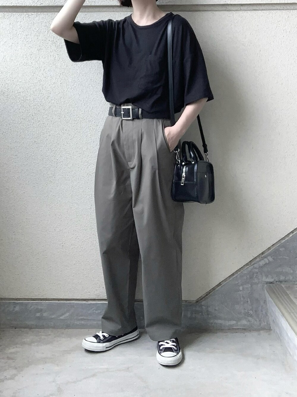 グリーン系のその他パンツ、ブラック系のTシャツ/カットソー、ブラック系のベルトを着用したレディースの夏コーディネートの2枚目の写真