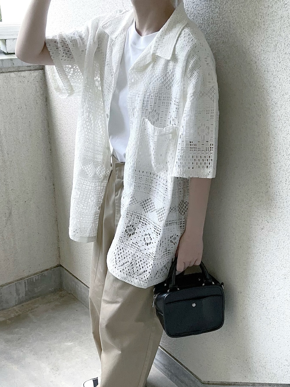 ホワイト系のシャツ/ブラウス、ベージュ系のチノパンツ、ホワイト系のショルダーバッグを着用したレディースの春コーディネートの5枚目の写真